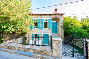 MINIQ HOMES 102 - Historical Stone House with Garden Cinema